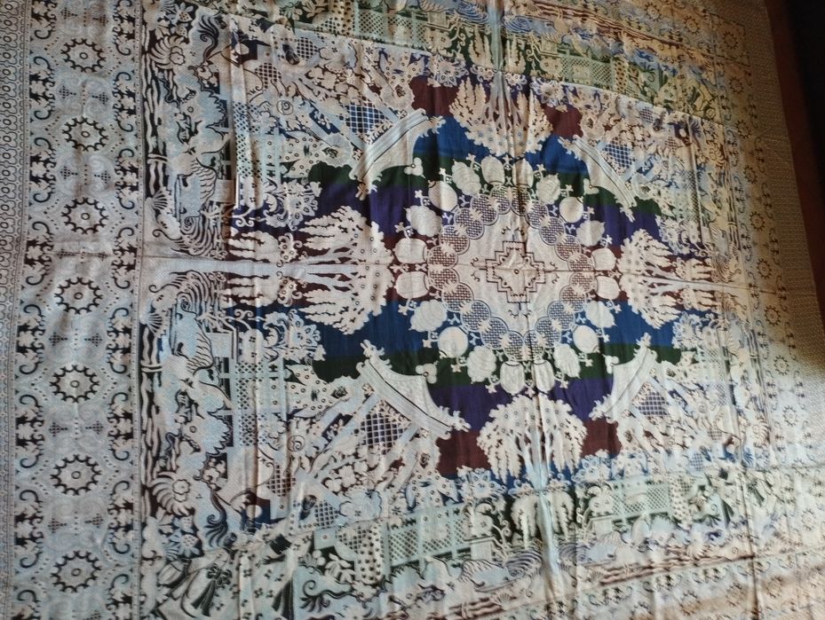 Colcha em seda nova, 213cm X 244cm.