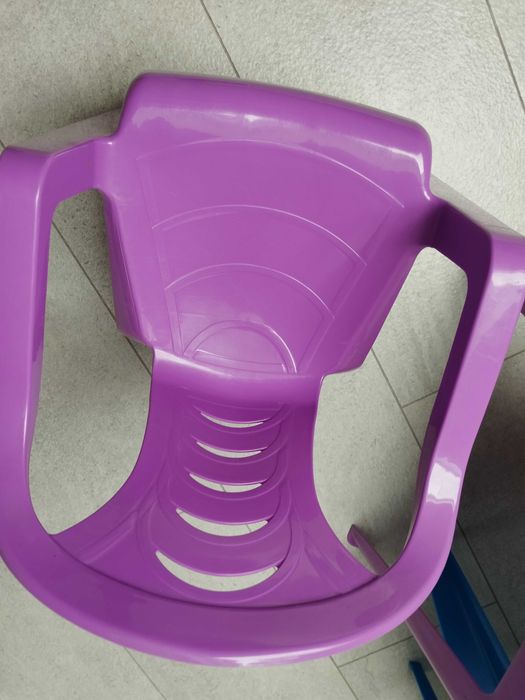 dziecięcy stolik i dwa krzesełka