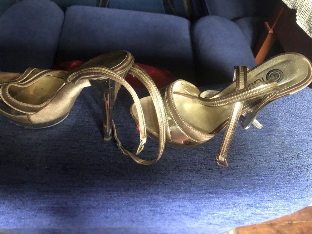 Sapato de Cerimonia Dourado com pedrinhas Salto Alto e Compensacao