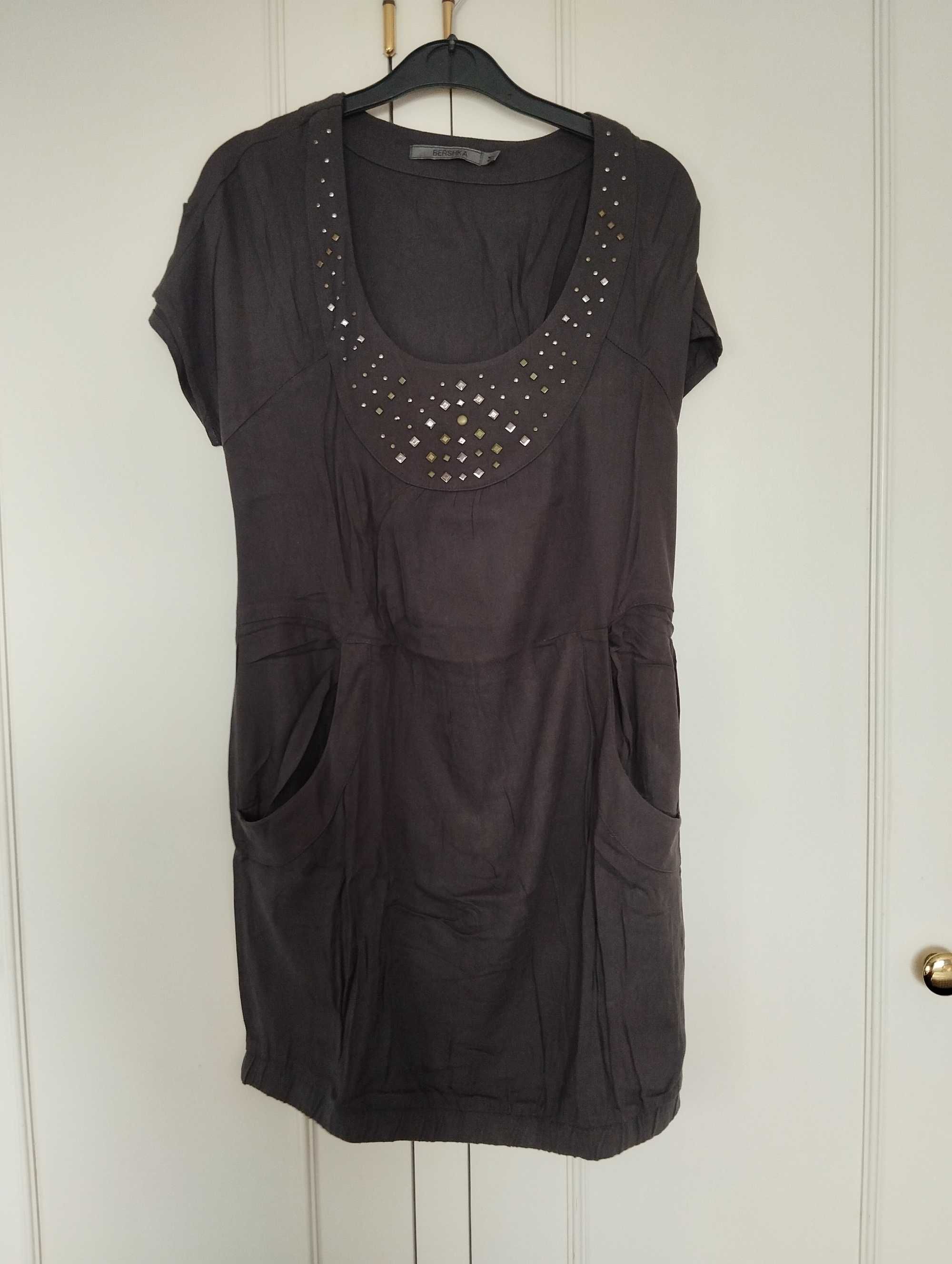Vestido Bershka com aplicações metálicas