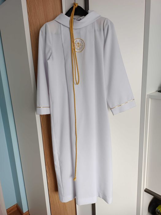 Alba chłopięca rozm. 152 z kapturem, kołnierzem i złotymi dodatkami