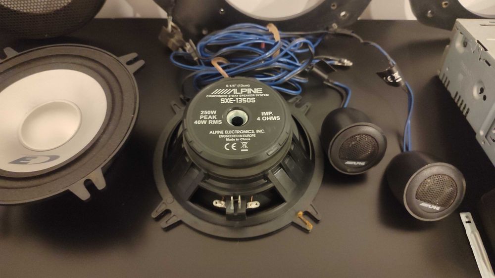 Autoradio Sony com colunas Alpine e Folcar