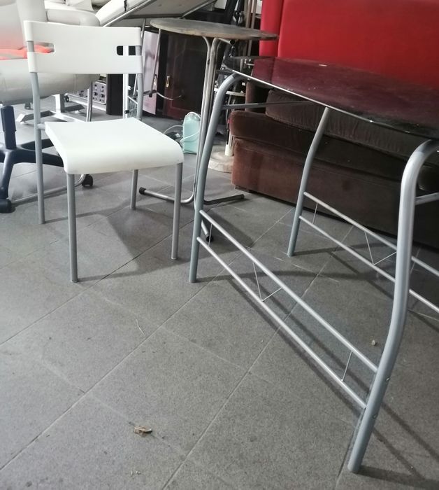 Mesas e vários artigos