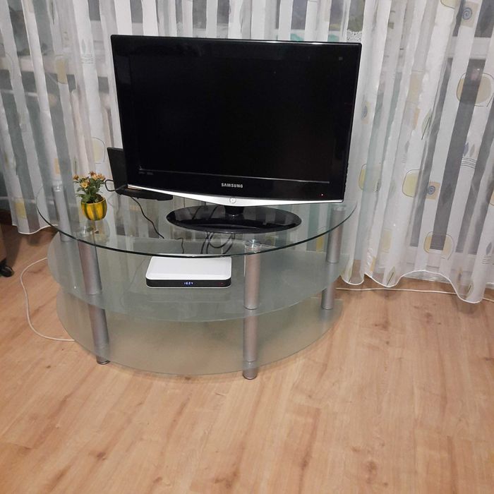 Szklany stolik pod telewizor / TV z 3 półkami