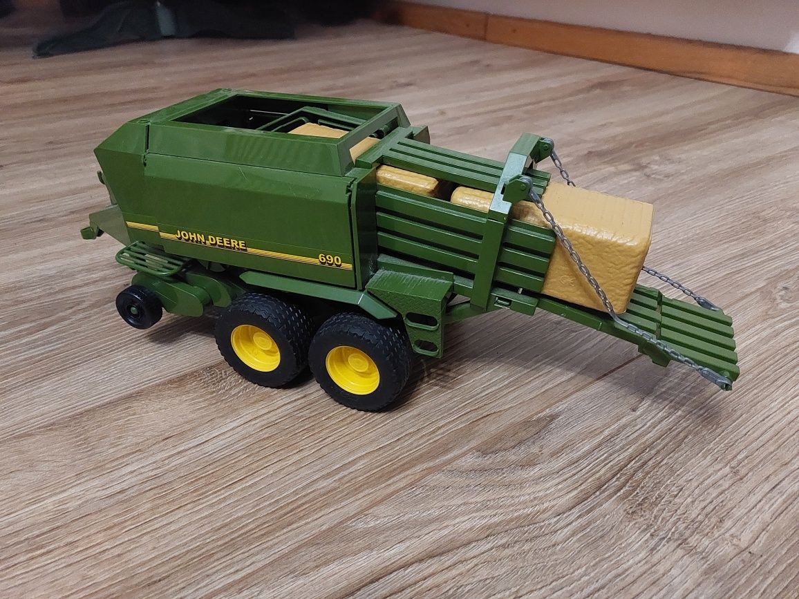 Prasa John Deere - Bruder 2017