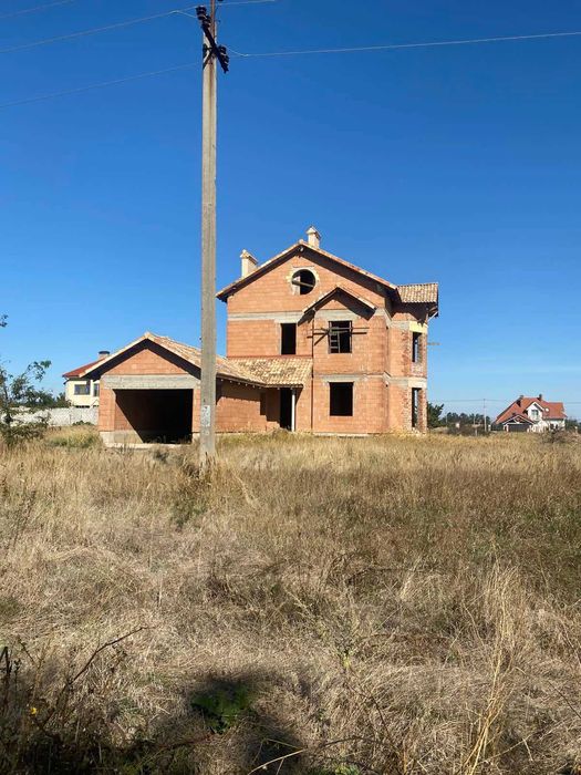 Теплий будинок нової будівлі з гаражем.