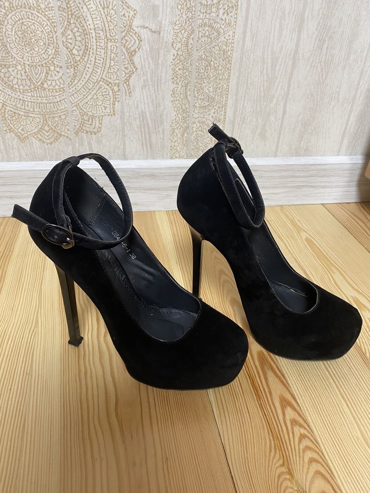 Туфлі чорні жіночі замшеві