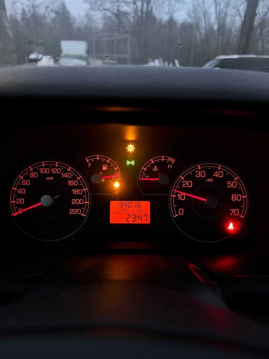 Fiat Punto 1.4 78KM 2007r Przebieg 94 TYS Pali Jeździ lekko uszkodzony