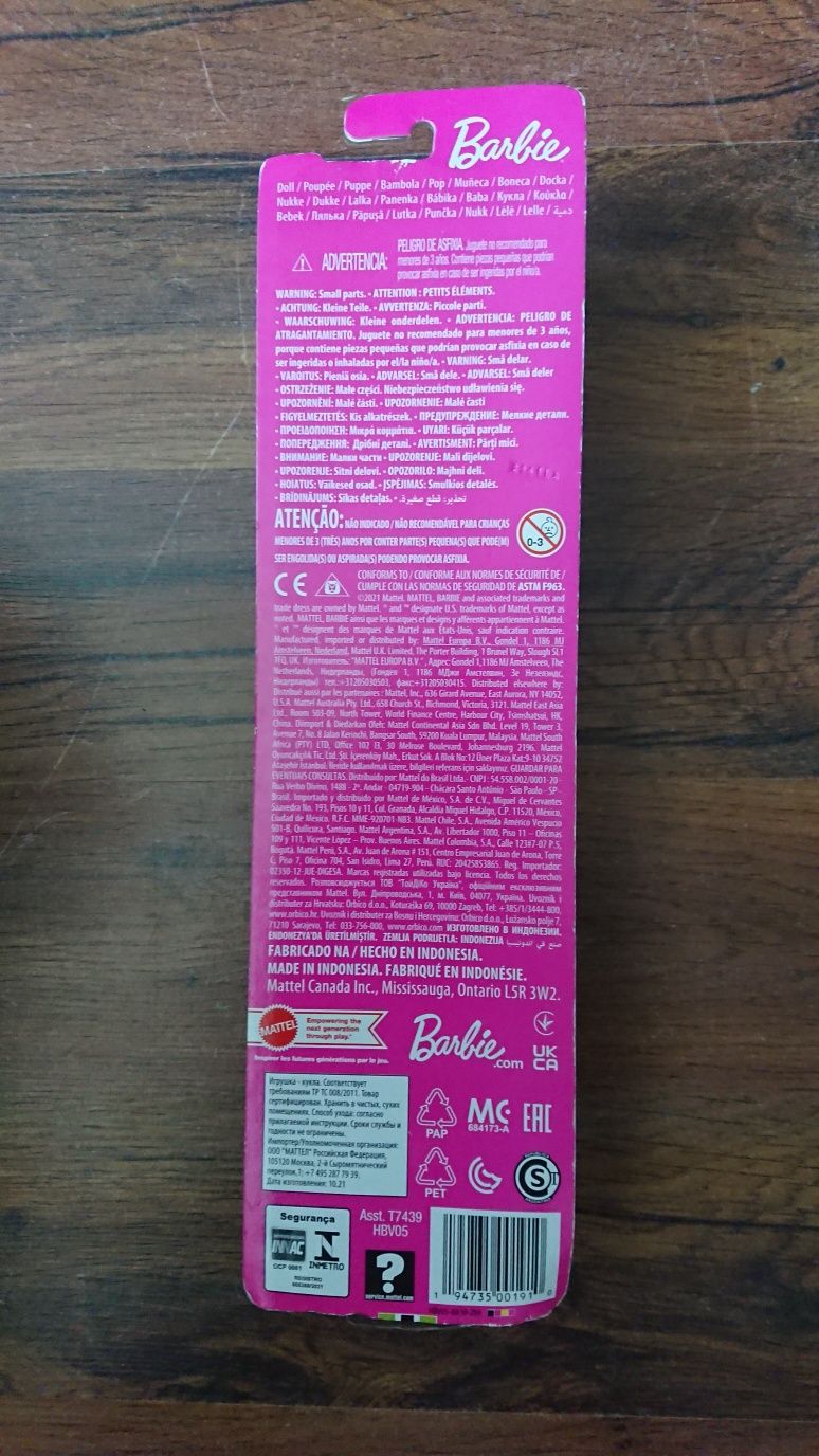 Nowa lalka Barbie, plażowa sukienka