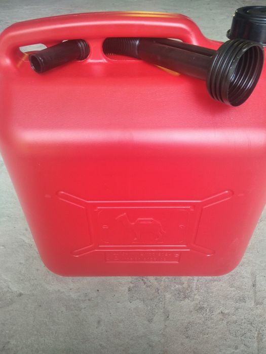 Kanister i lejek na paliwo