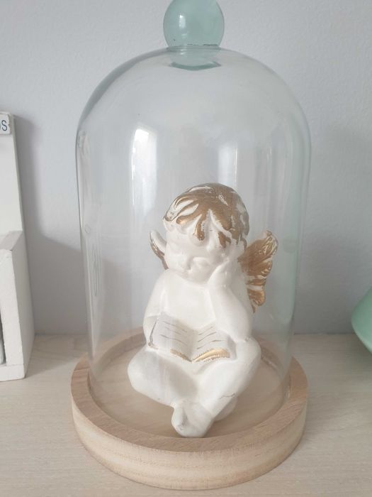 Szklana kopuła z drewnianą podstawką