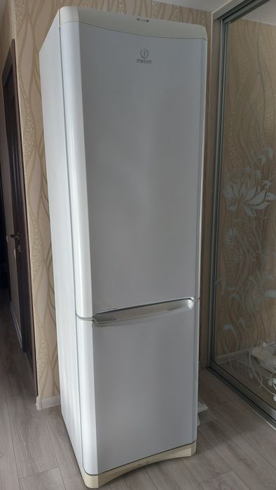 Холодильник Indesit