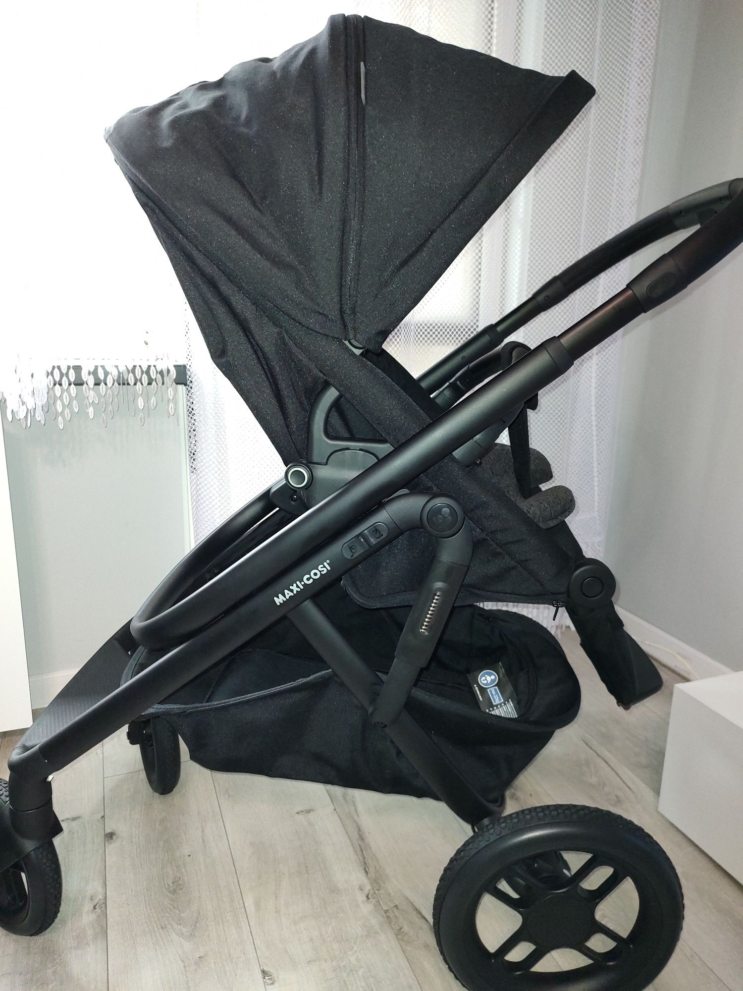 Wózek spacerowy Maxi Cosi Lila Xp + gondola Oria XXL Essential Black