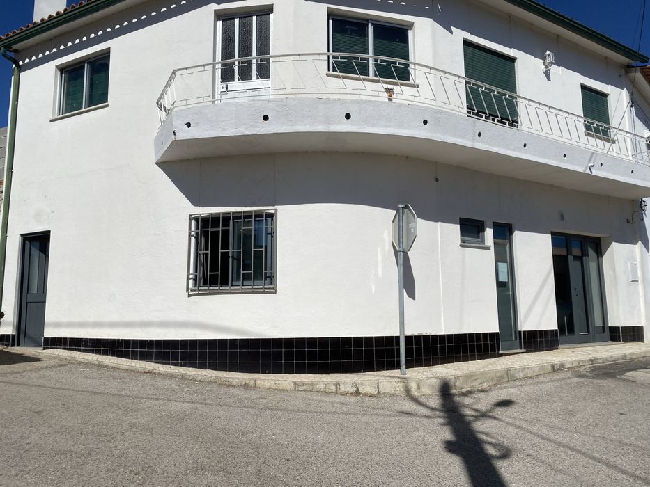 Vendo casa rés do chão/ primeiro andar