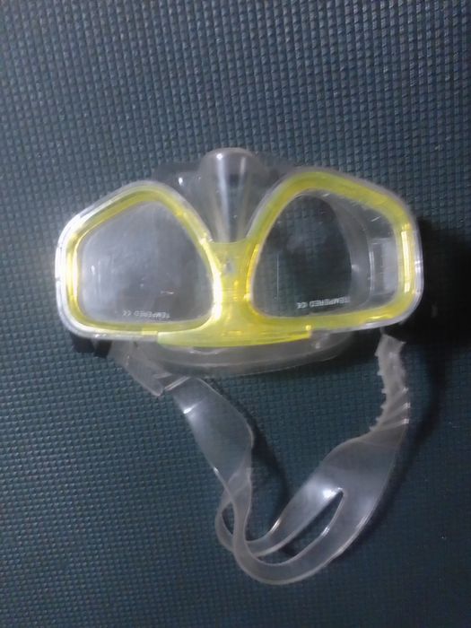 Окуляри для плавання та трубка .