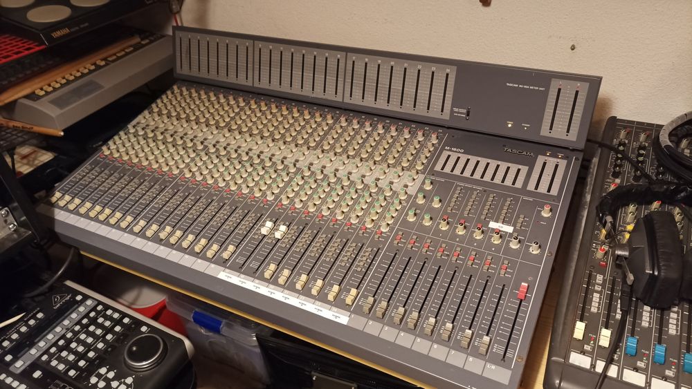 Mesa de mistura de som Tascam M1600