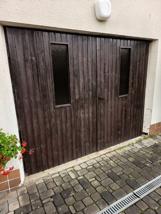 Drzwi dwuskrzydłowe drewniane z ościeżnicą .