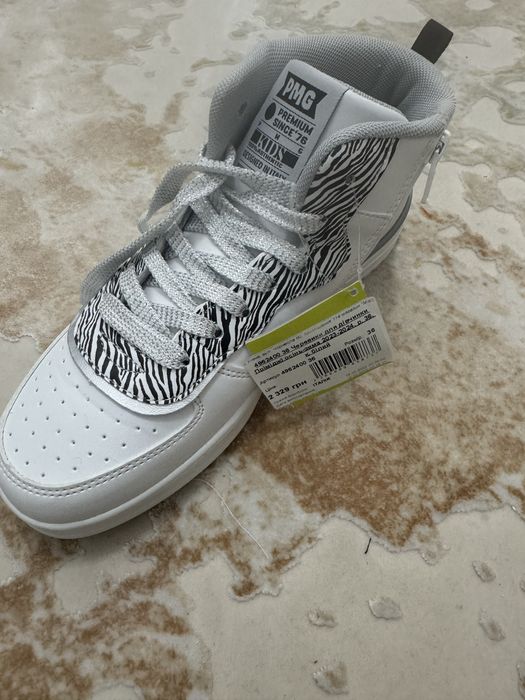 Нове фірмове взуття на дівчинку, черевики кросівки