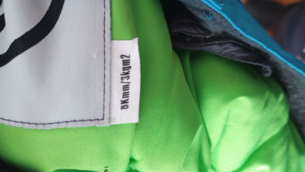 Szalone spodnie snowboardowe Volcom dla odważnych miłośniczek zimy!