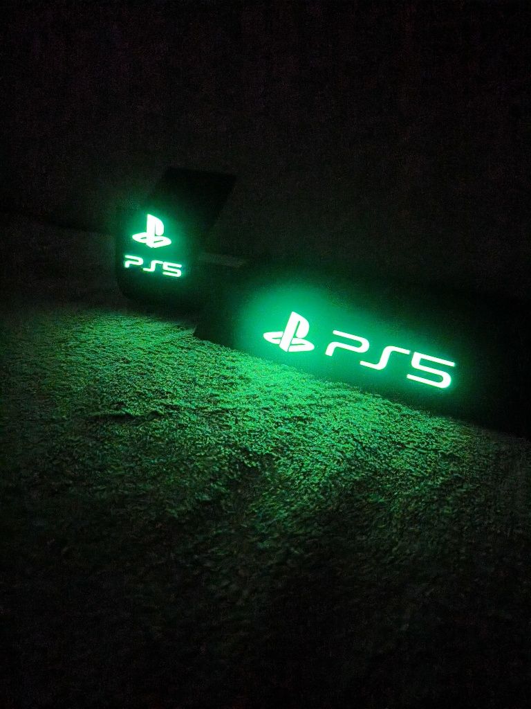 Zestaw Ps5 stojak na gry i pada napis fluorescencyjny