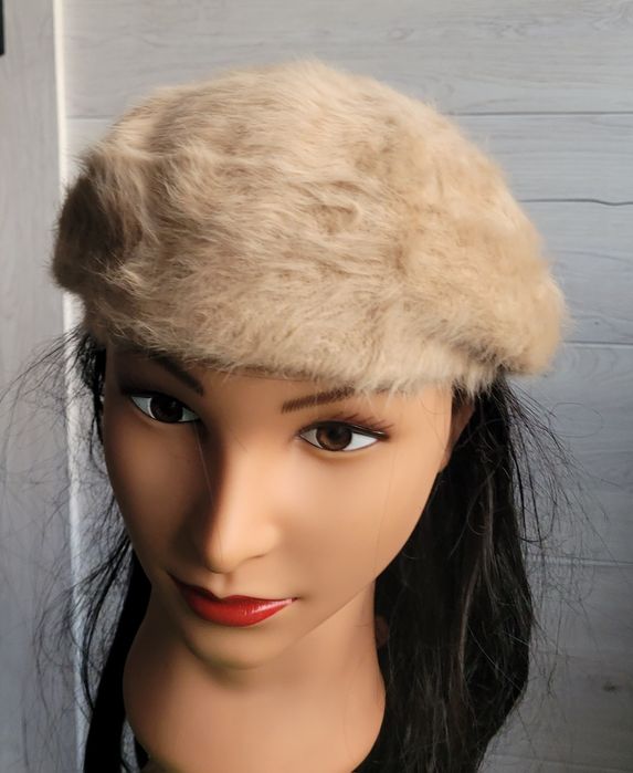 Śliczny beret włochaty beżowy
