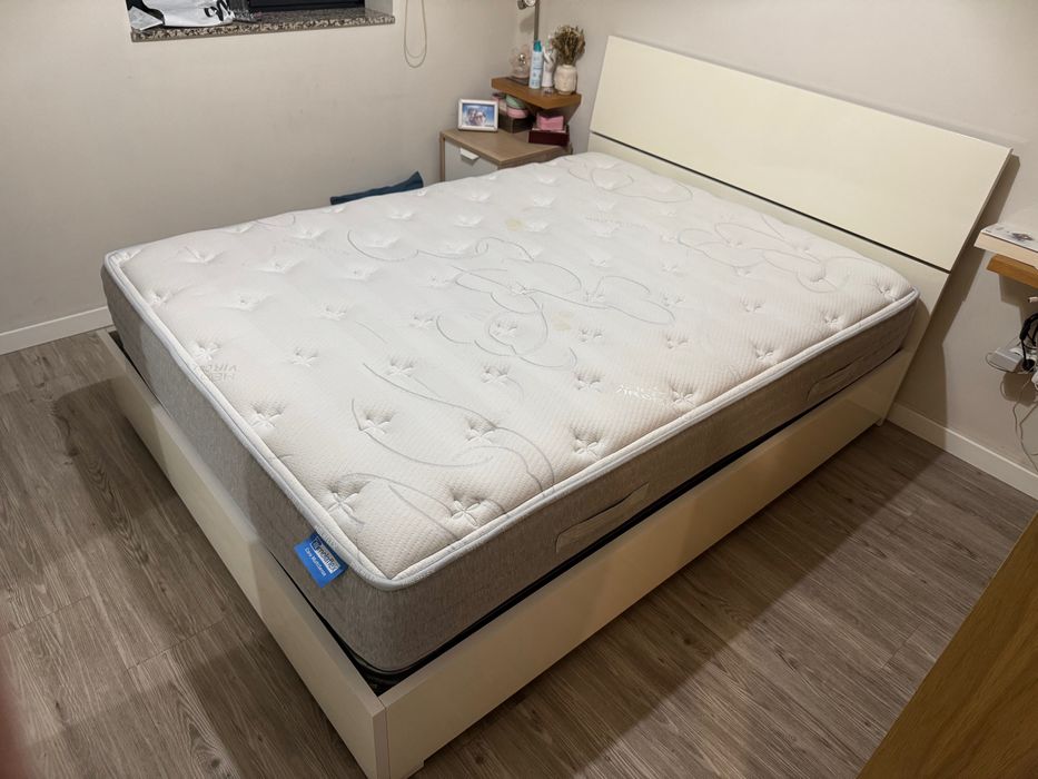 Cama de casal 140x190cm com arrumação + colchão + mesinha