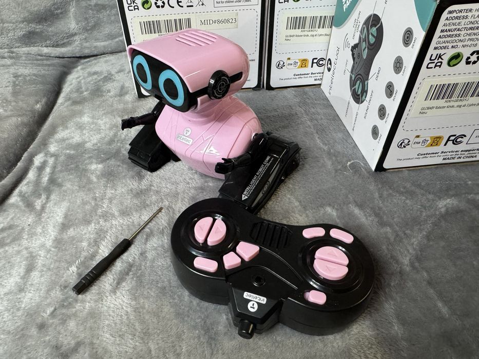 Zestaw 5 nowych robotow zdalnie sterowanych /oczy led/muzyka/jezdzi