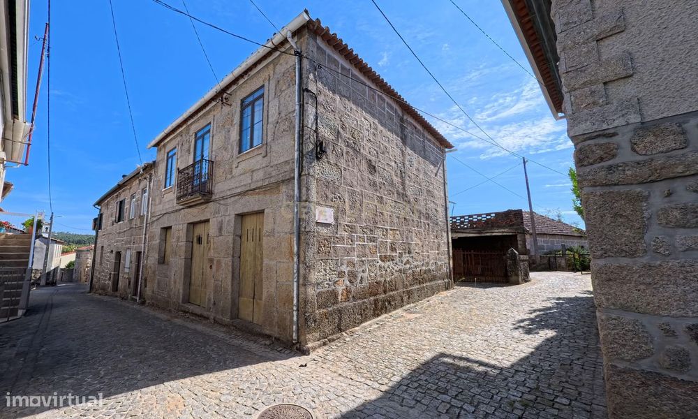 Moradia em pedra com terraço em Couto de Baixo, a poucos minutos do ce