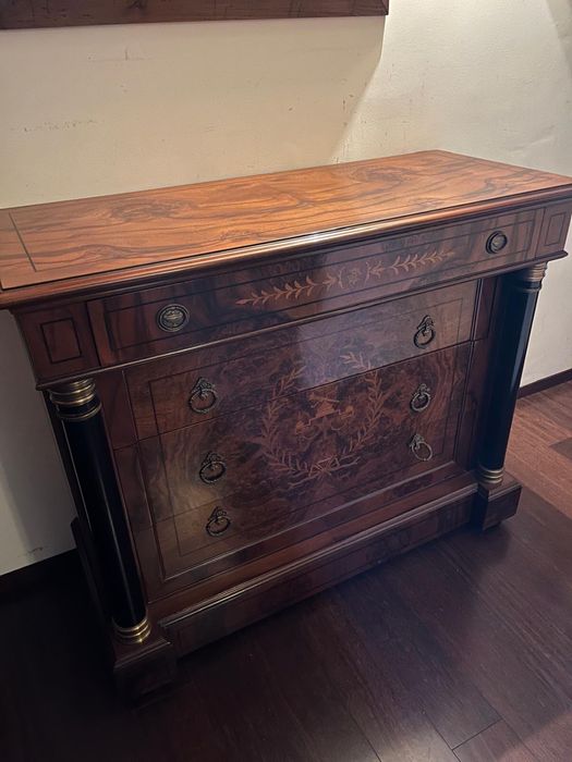 Cómoda antiga em madeira maciça em excelente estado