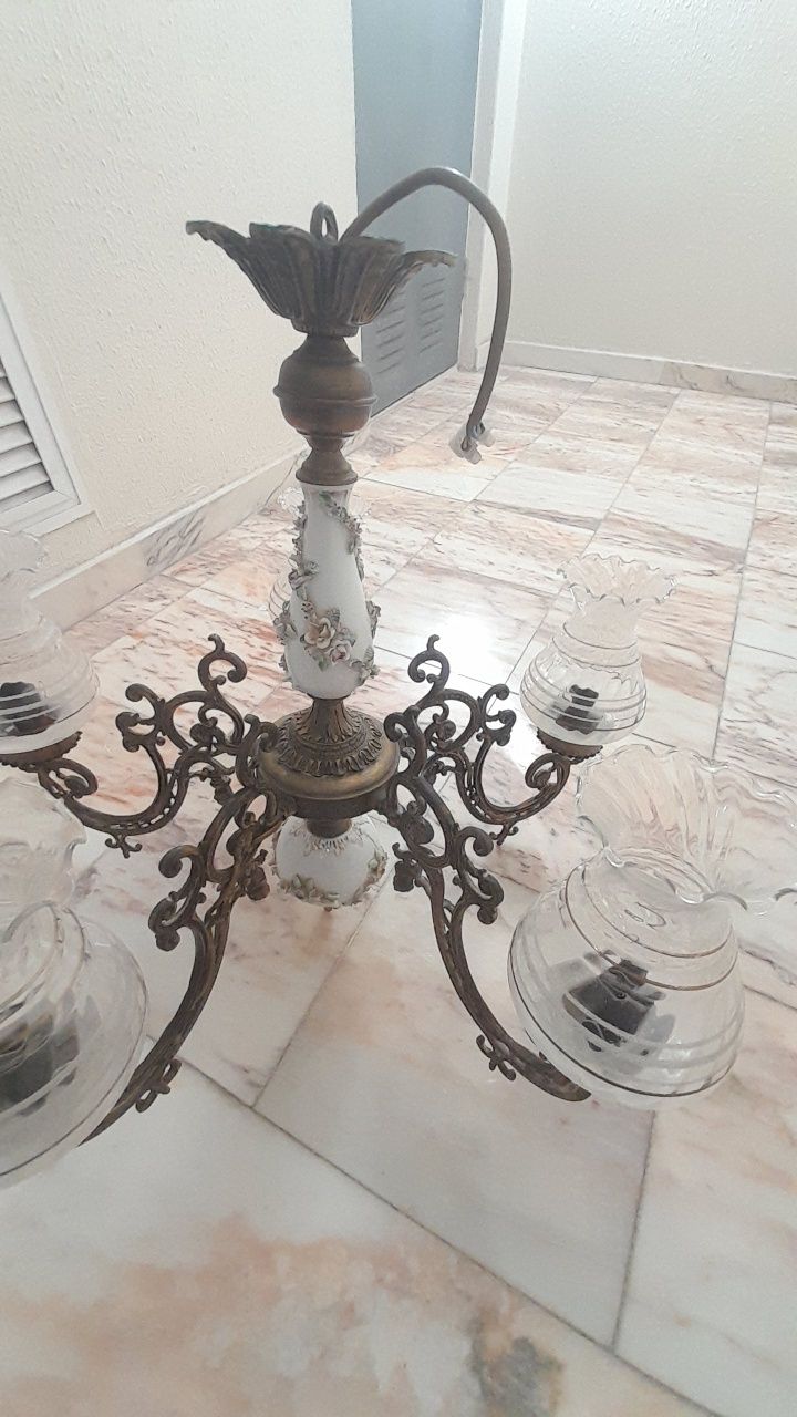 Candeiro de porcelana e latão