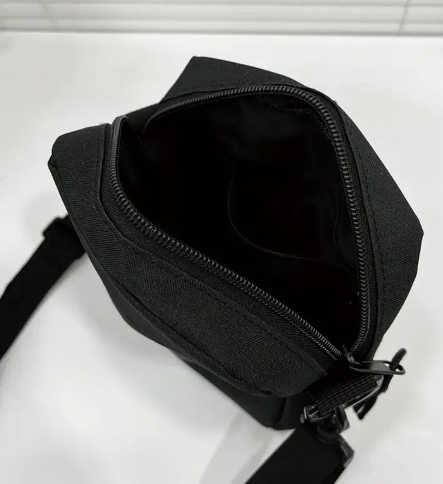 чорна сумка с прінтом