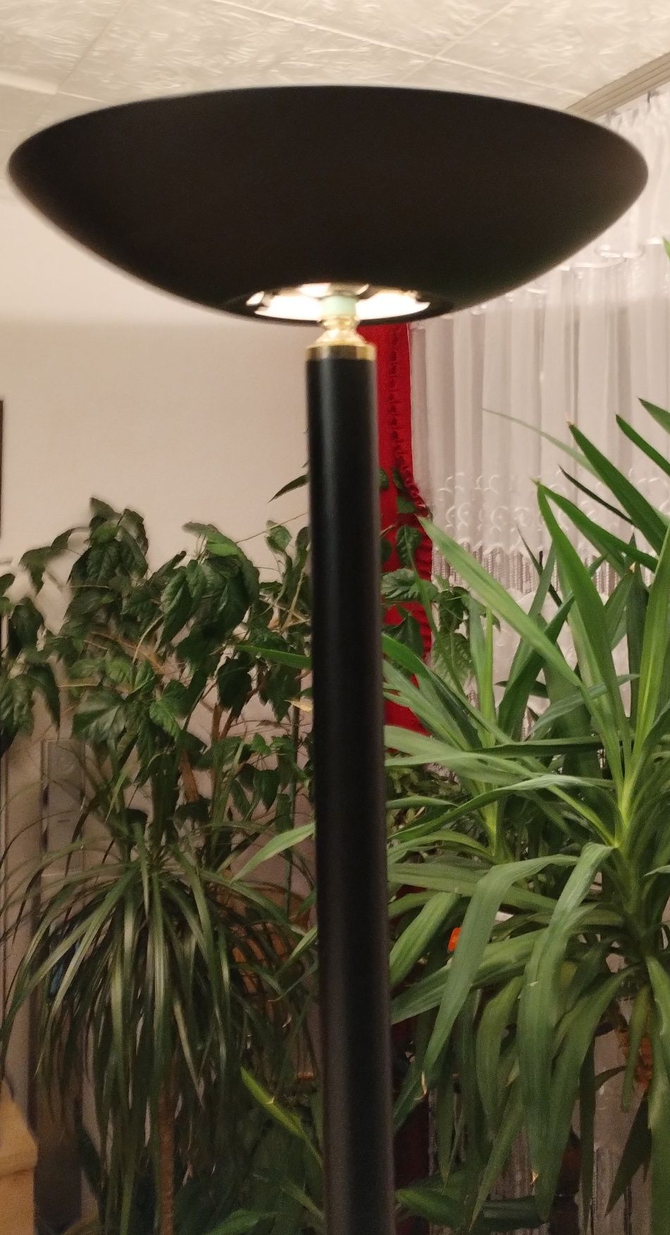 Lampa stojąca z regulatorem natężenia oświetlenia