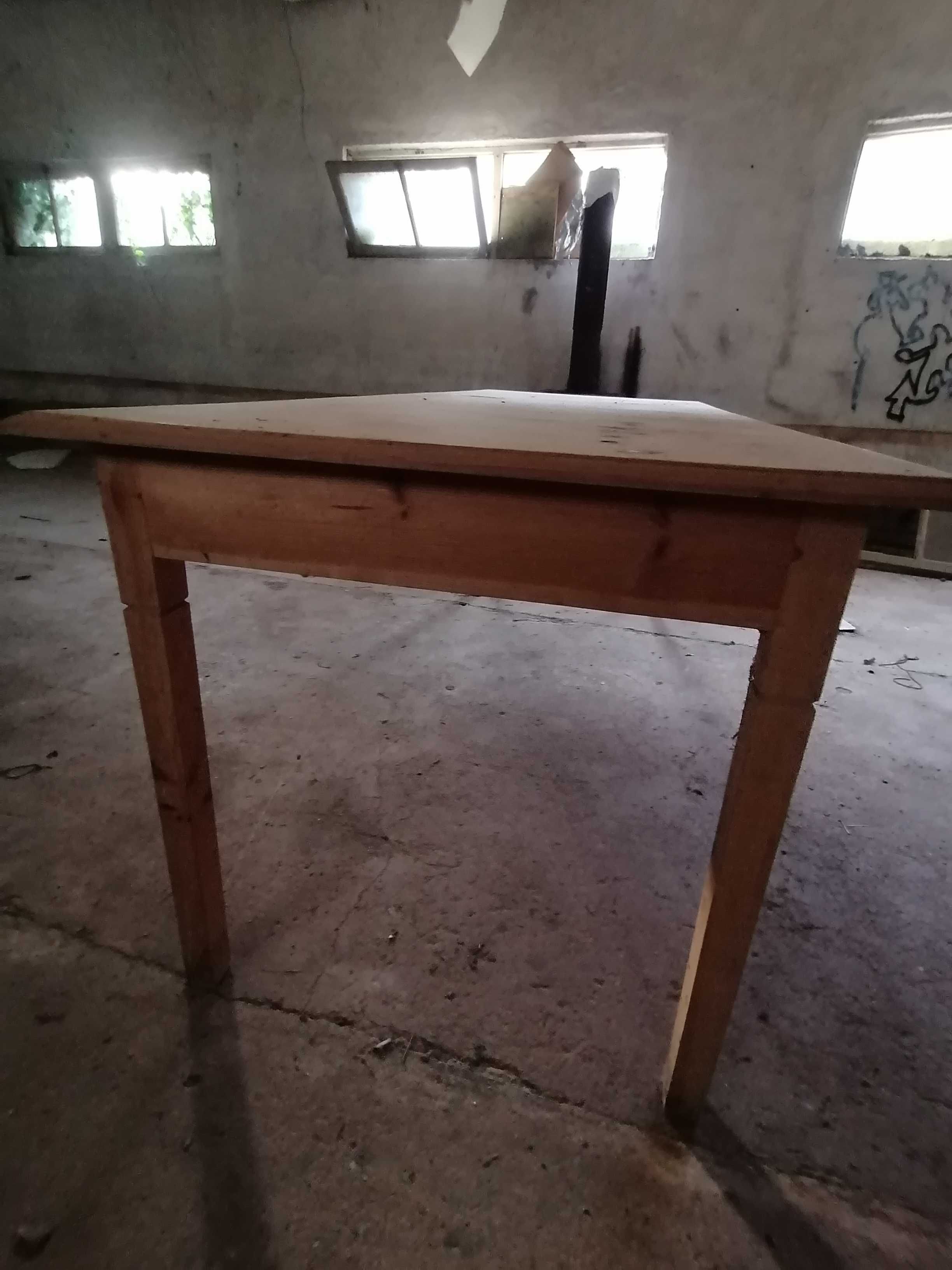 Mesa de trabalho em madeira