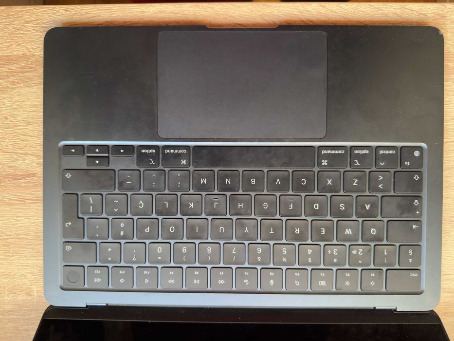 Apple MacBook Air M2 2022 + Magic Mouse 2 + Adaptador 10-1