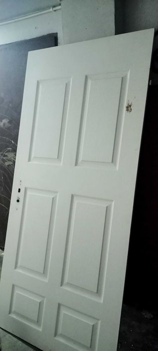 Drzwi wewnętrzne białe.