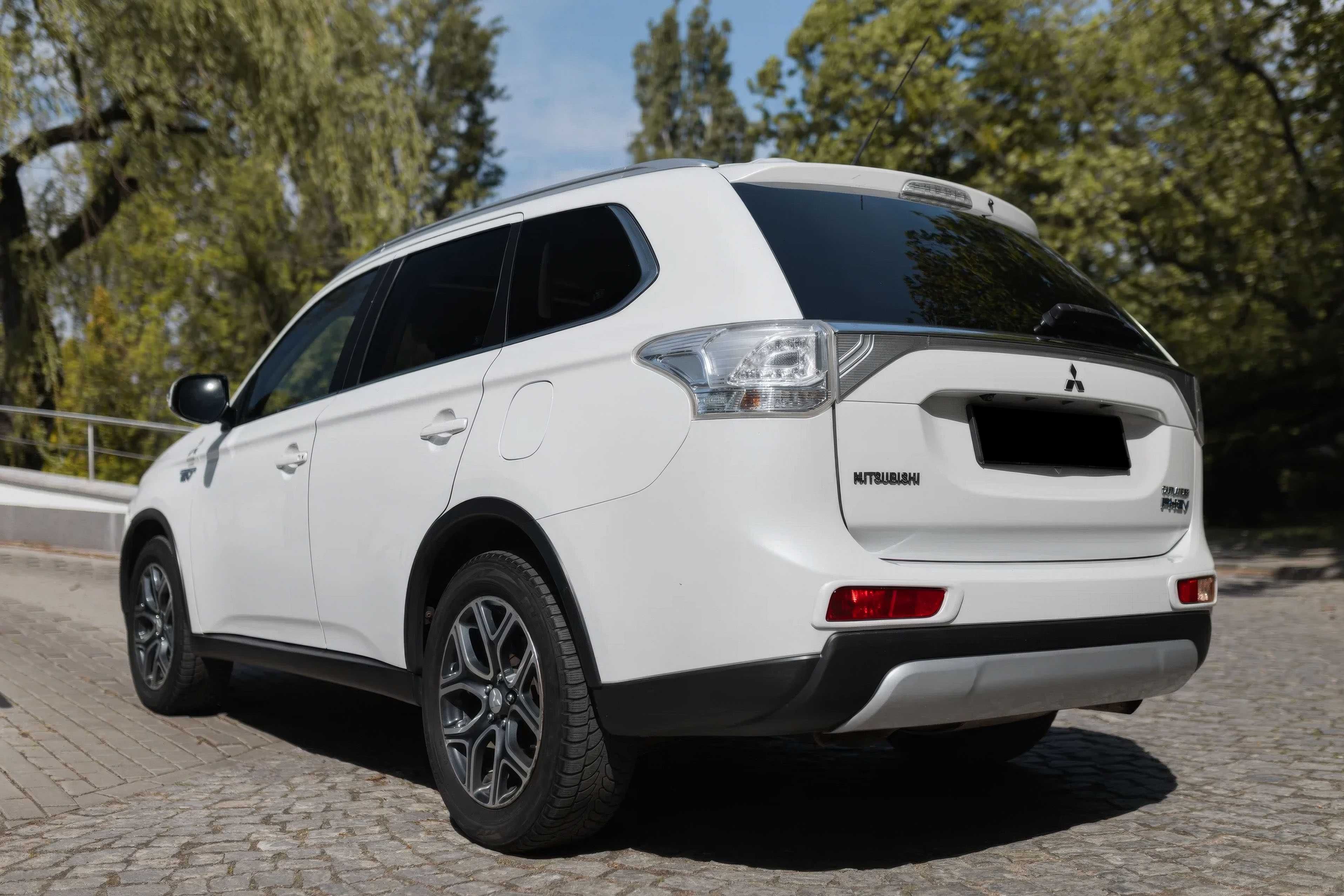 Mitsubishi Outlander PHEV 2015