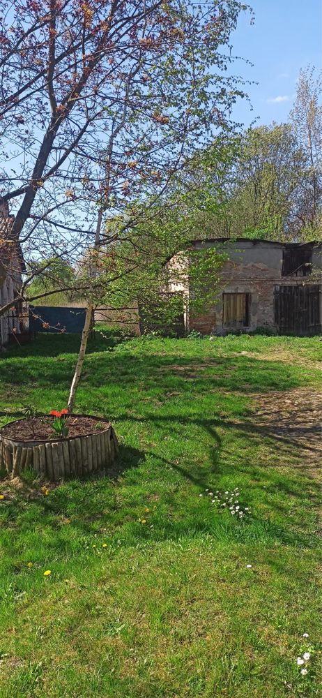Sprzedam działkę z domem w centrum Nowosolnej. 400 m od rynku.