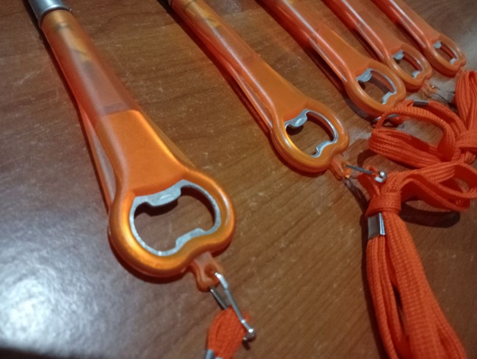 5 canetas com um tira caricas