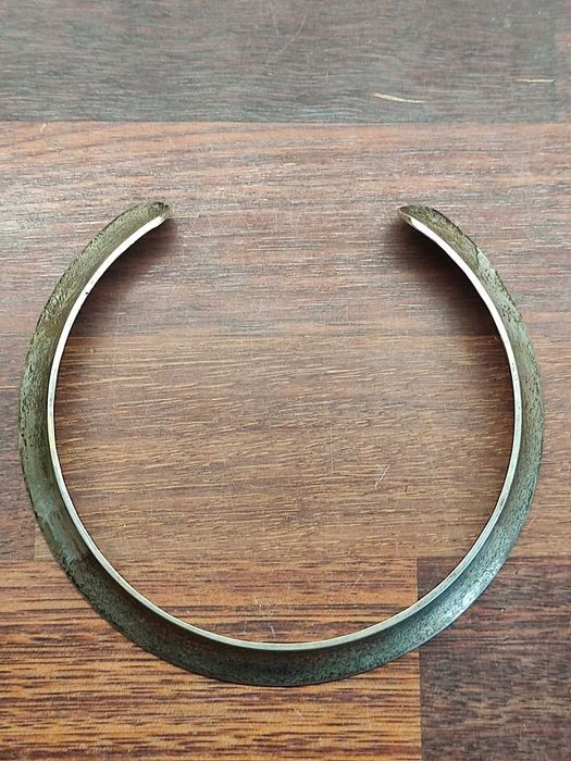 Masywna sztywna profilowana obroża na szyję kolia vintage