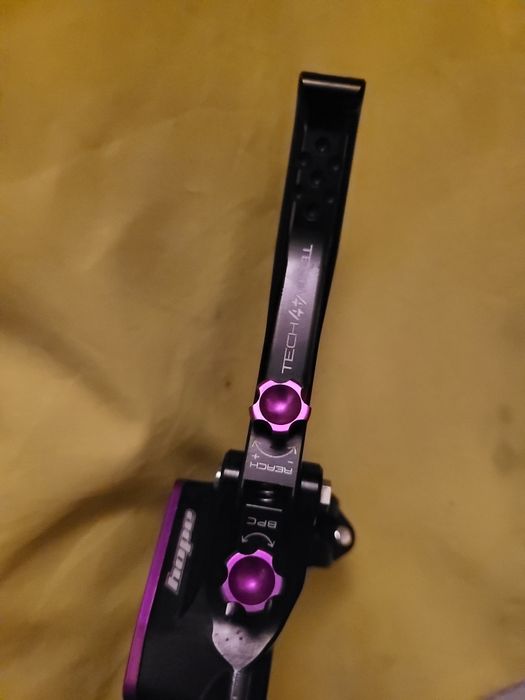 Hamulce hope tech4v4 stalowym oplocie