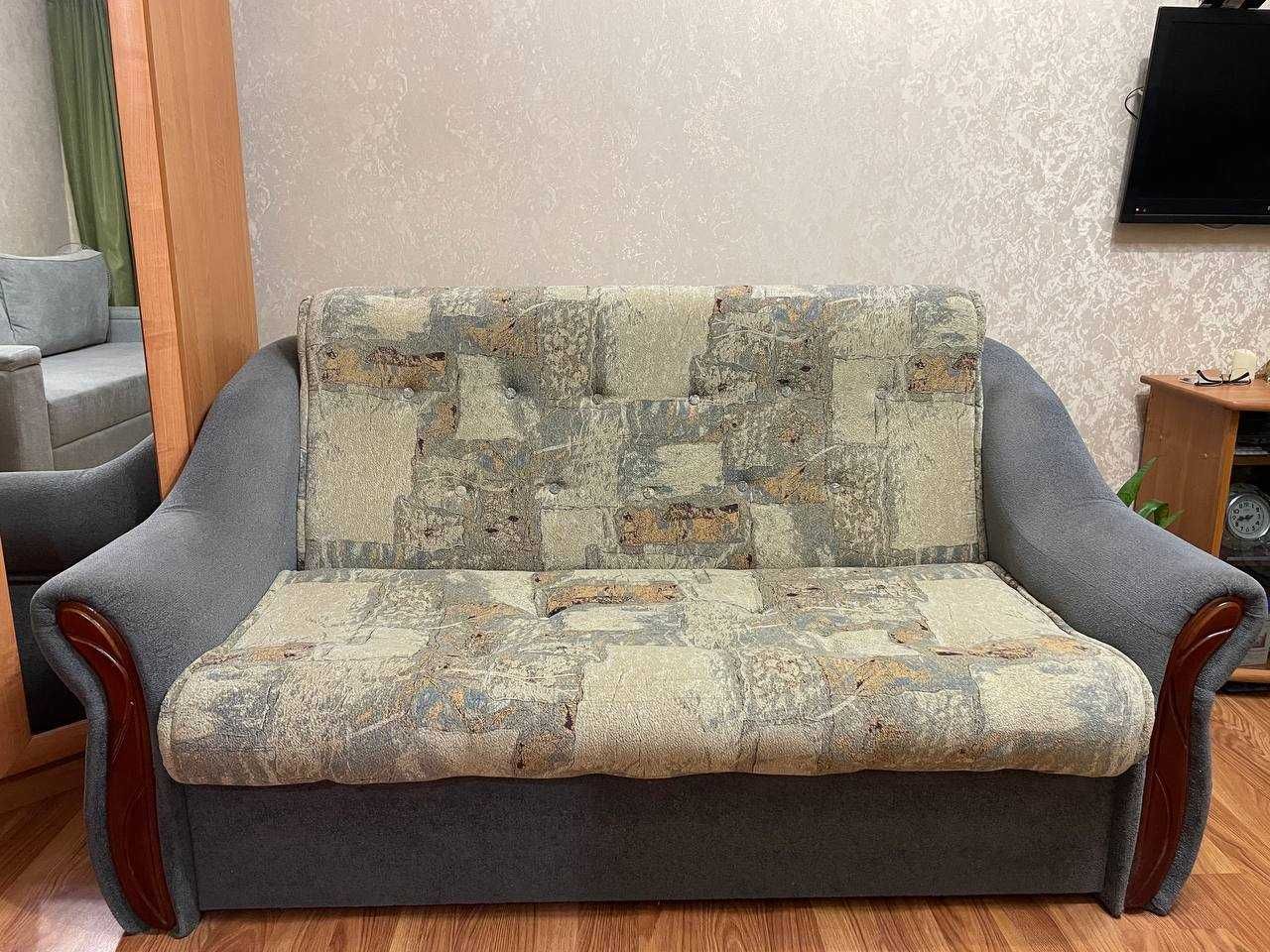 Розкладний диван, крісло + в подарунок комод