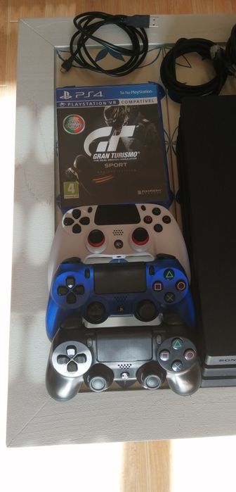 Ps4 Pro 1TB com 3 comandos
