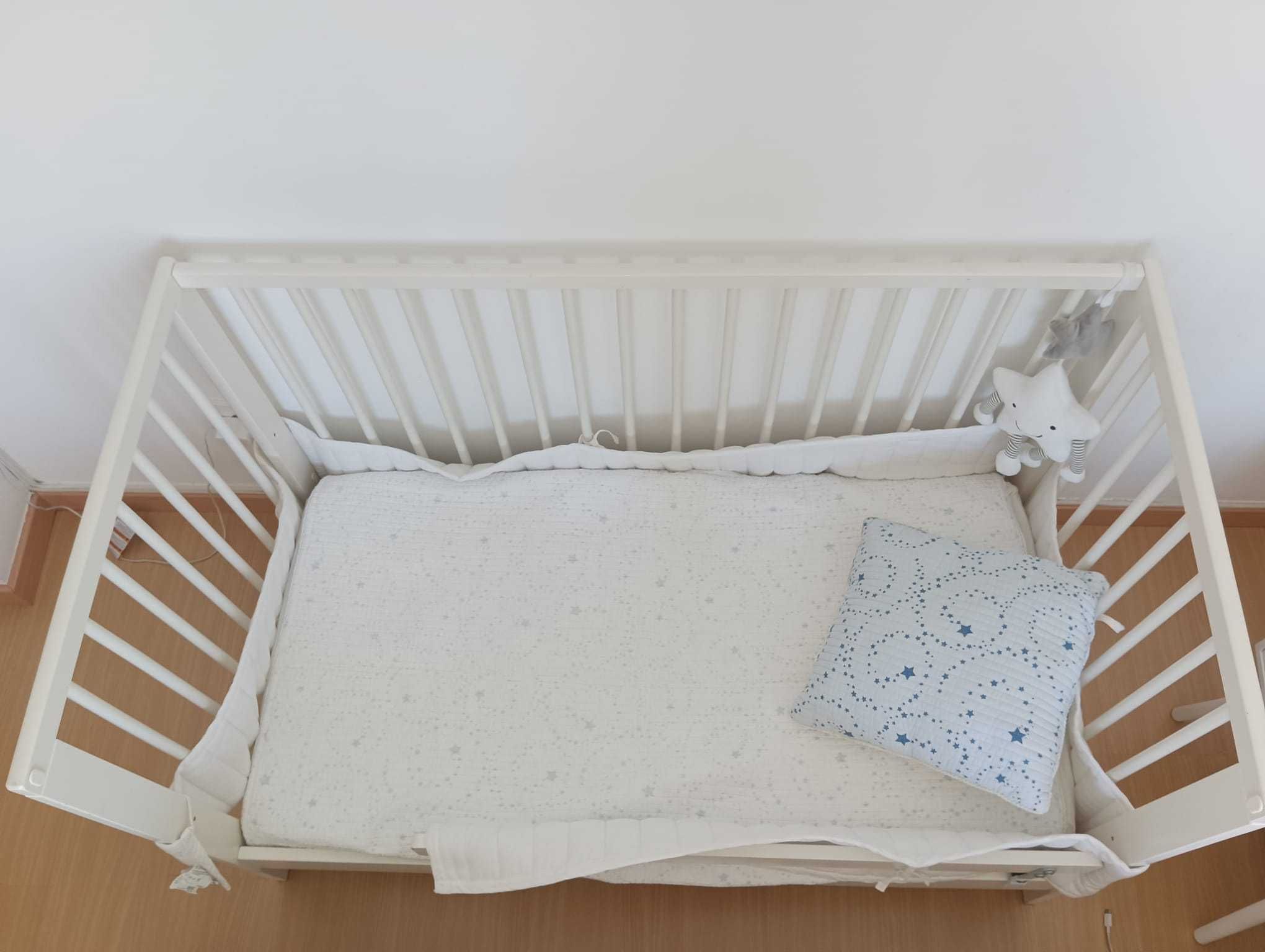 Cama, berço de bebé com colchão (protetor de colchão)