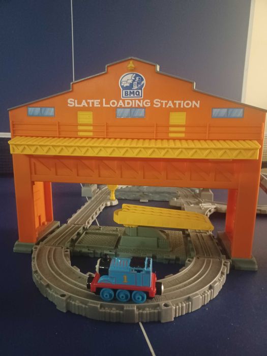 Comboio Thomas slate loading statuon