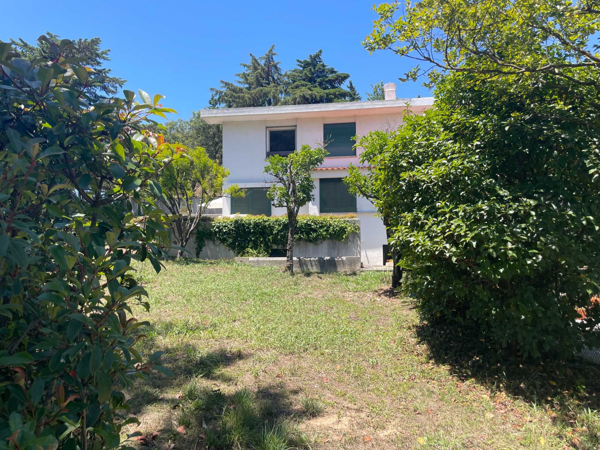 Alfragide | T4 | Moradia, com jardim, garagem e arrecadação.