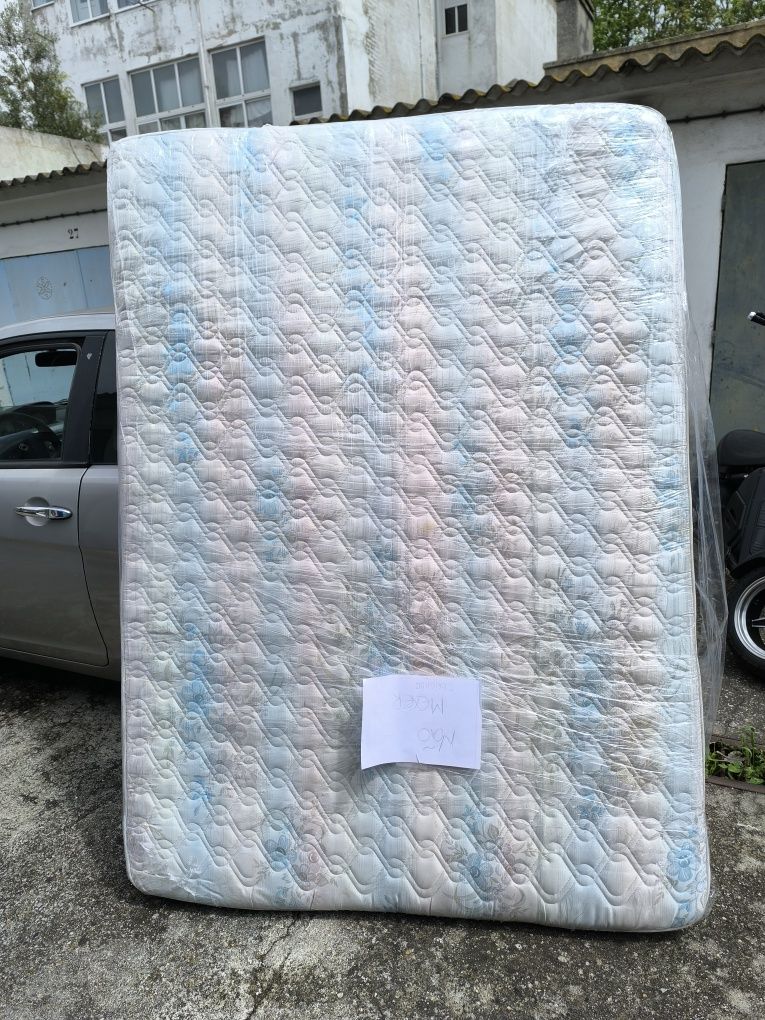 Colchão Tecnimola e estrado com pes