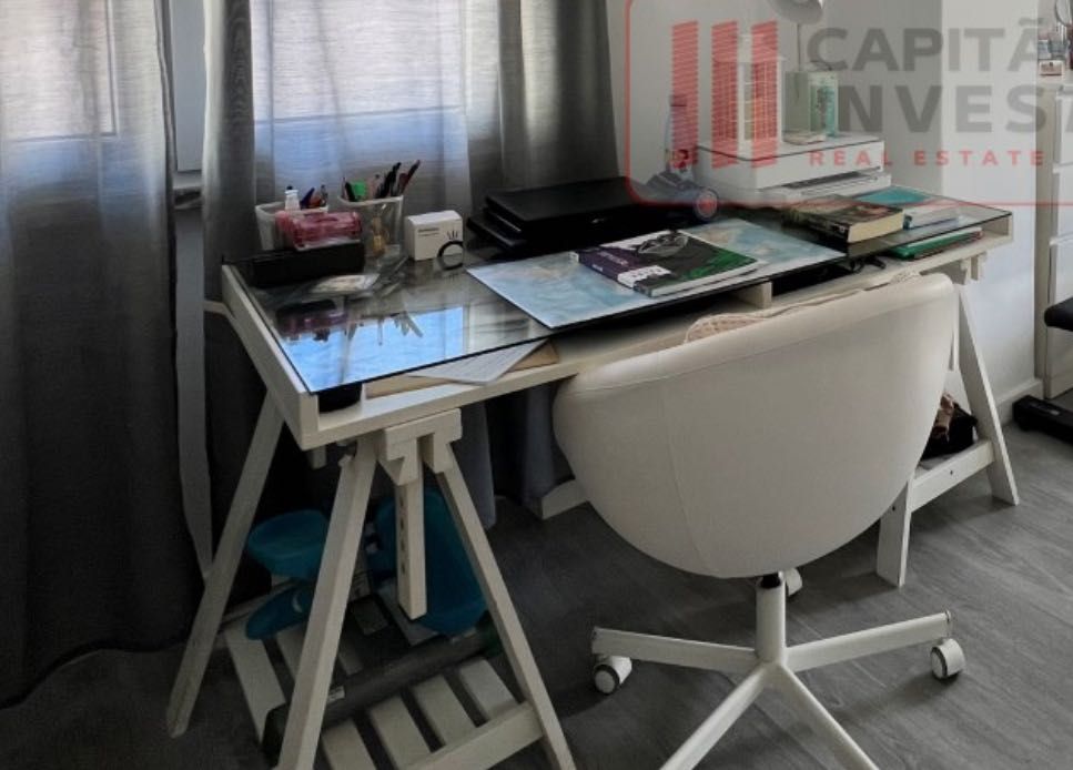 Secretária com tampo em vidro