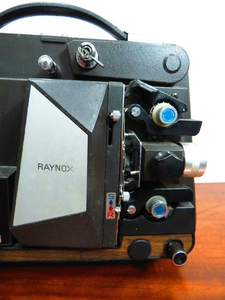 Projector Raynox, japonês.