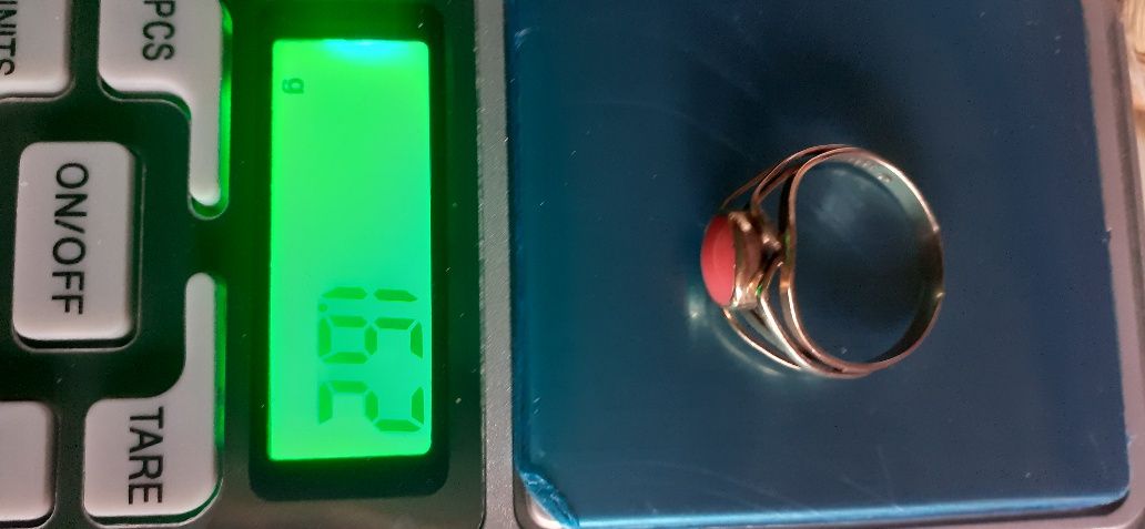 Złoty pierścionek z koralem