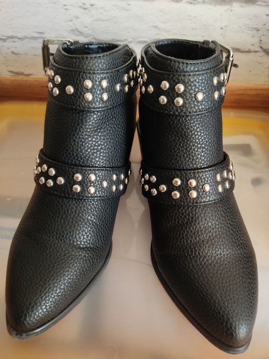 Buty na obcasie damskie z ćwiekami